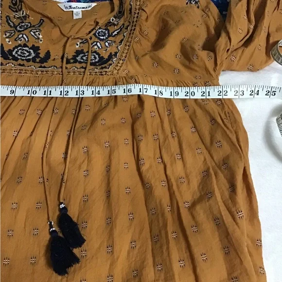 Woman’s size medium tantrums, BoHo top with beautiful embroidery and tassel ties - Picture 10 of 10